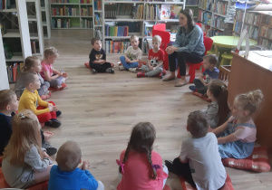 Dzieci z grupy Motylki podczas zajęć w bibliotece.